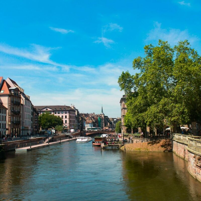 ¿Cómo llegar a Estrasburgo para embarcar en un crucero fluvial por el Rhin?