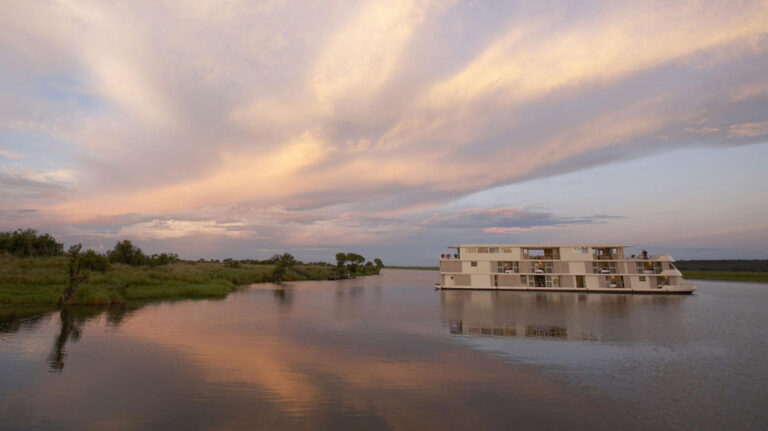 Barco Zambezi Queen