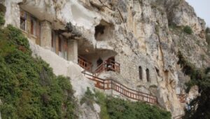 Valle de Roussenki Lom y visita a una iglesia rupestre