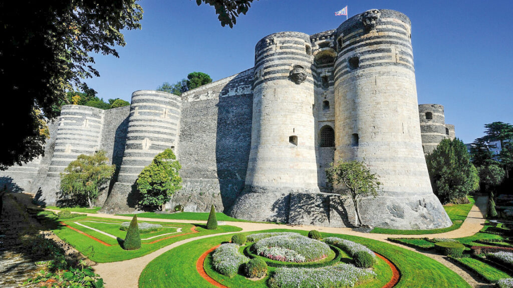 Barco de Alquiler Anjou Mayenne Turismo Francia grez Neuville Sablé-Sur-Sarthe Castillo
