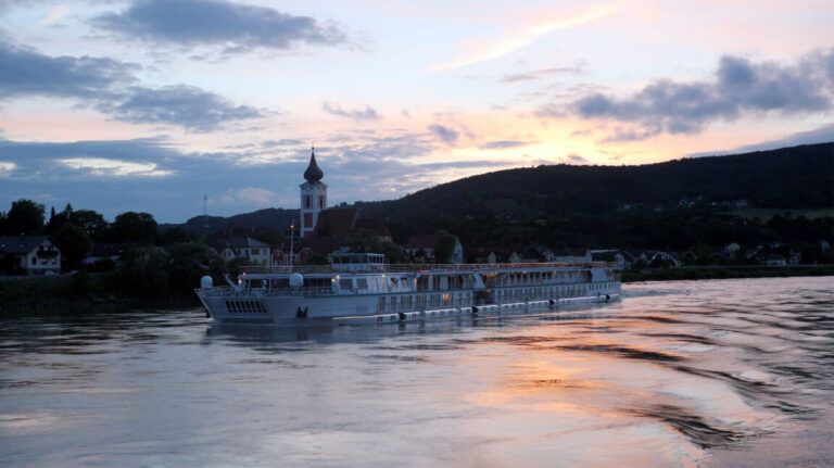 Barco Riverside Mozart