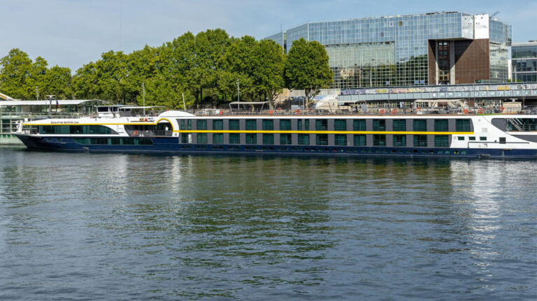 Barco Monarch Countess