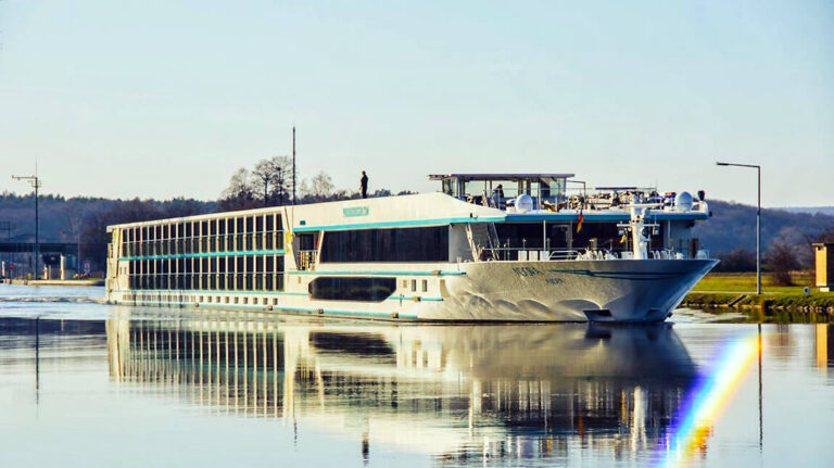Ms Adora barco fluvial