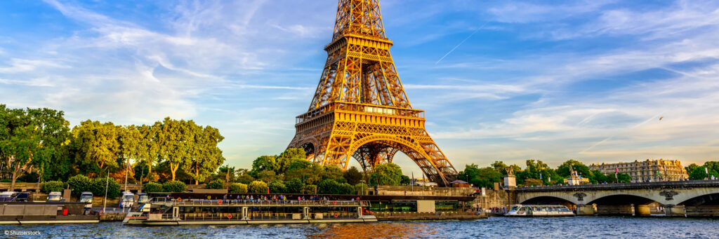 Francia, torre Eiffel Barcos en el sena