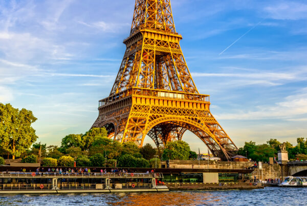 Francia, torre Eiffel Barcos en el sena