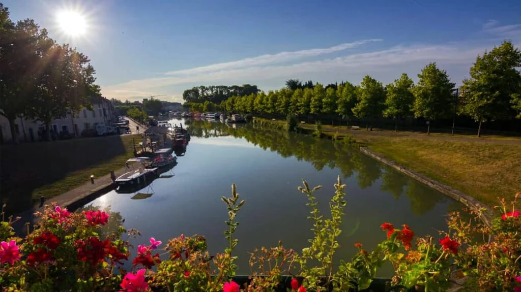 Ciudad de Castelnaudary en Canal du Midi (Francia)