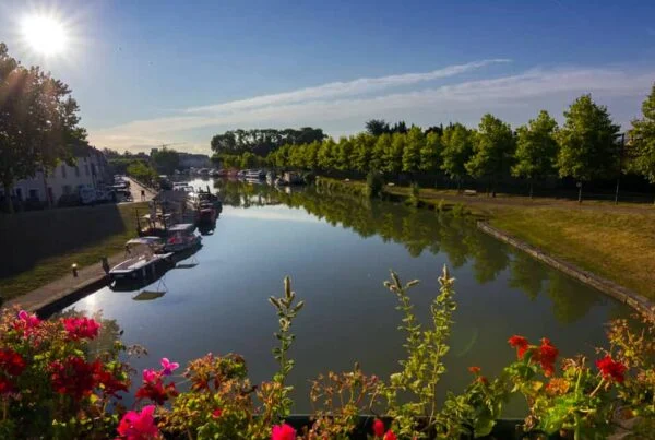 Ciudad de Castelnaudary en Canal du Midi (Francia)