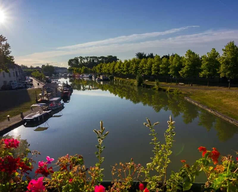 Ciudad de Castelnaudary en Canal du Midi (Francia)