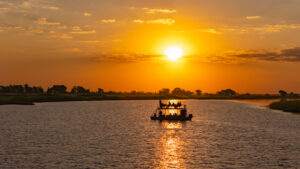 Paseo en barco al atardecer