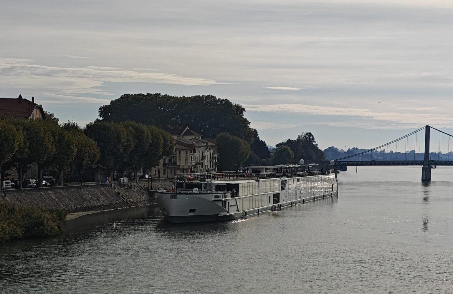 Riverside Ravel en el muelle
