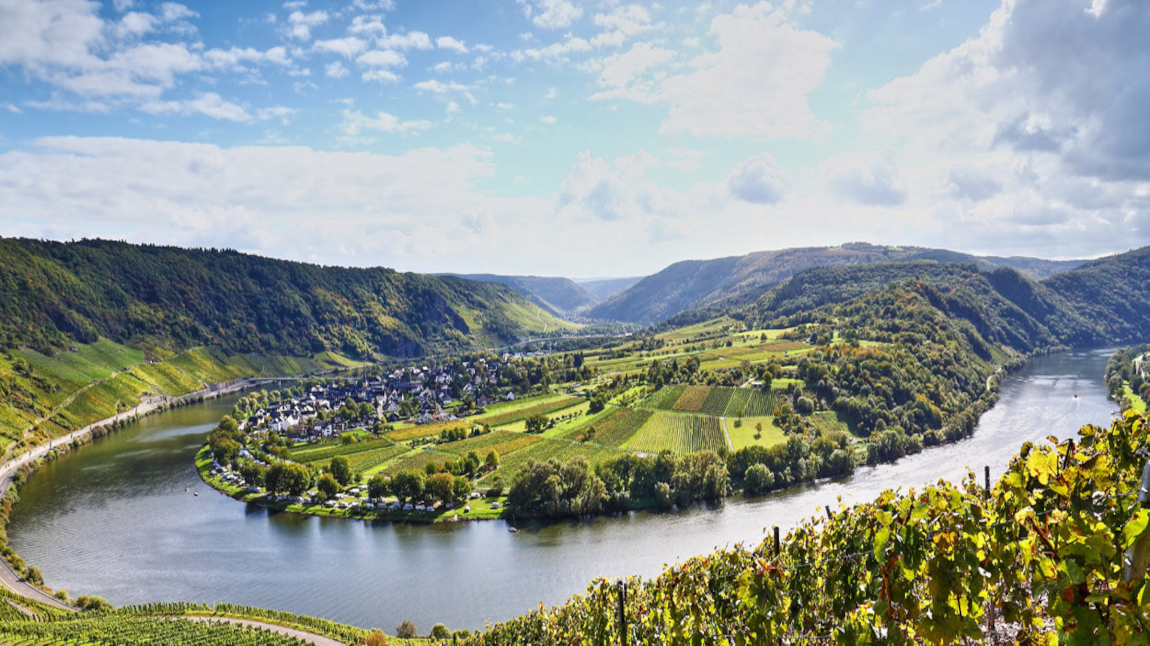 Barco de crucero fluvial 2026 por el río Danubio.