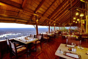 Cena en el restaurante MaKuwa-Kuwa ¿ Victoria Falls Safari Lodge